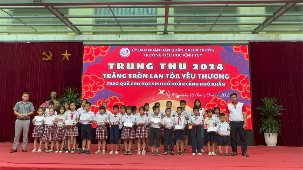 Pivina lan toả mùa trăng yêu thương